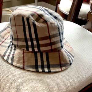 Burberry hat, in a good condition, size M